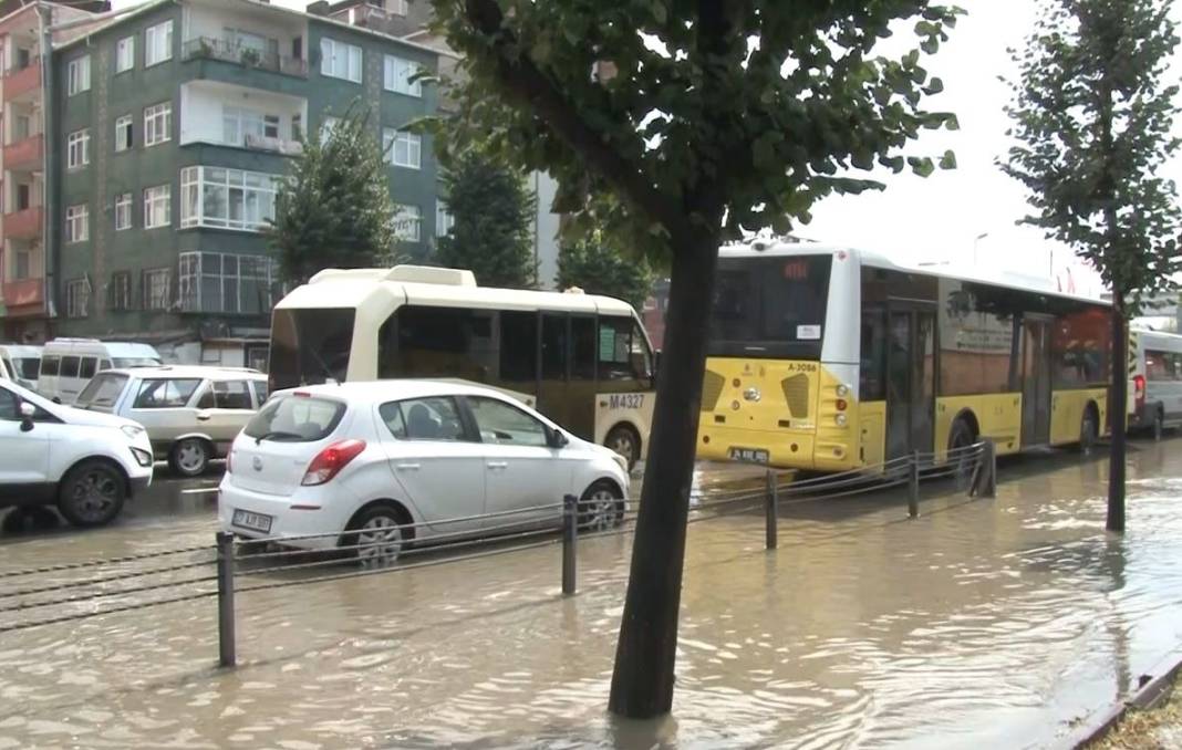 İstanbul'da sağanak hayatı felç etti! Araçlar sular altında kaldı 62